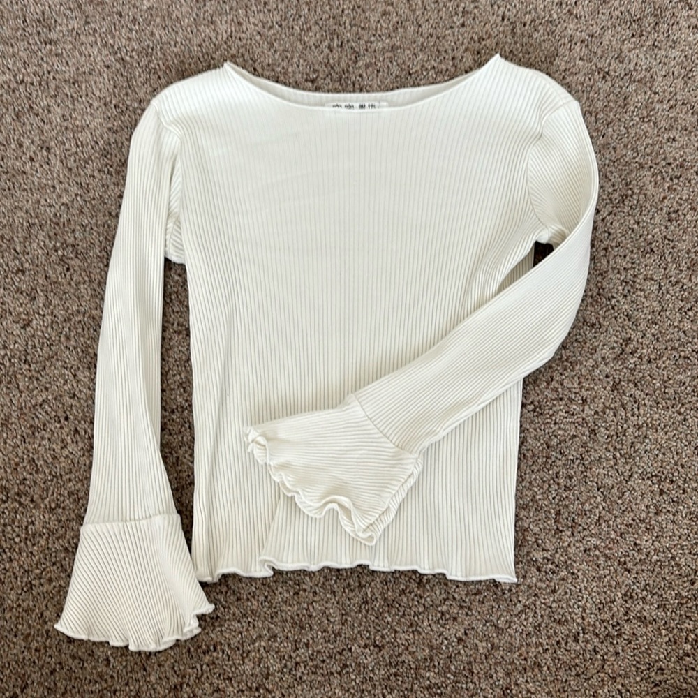 3/4 flare sleeve shirt fits like a small